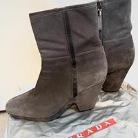 Stivaletto camoscio grigio di PRADA