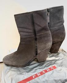 Stivaletto camoscio grigio di PRADA