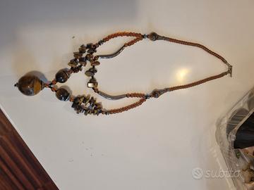 Collana con un design unico, arricchita da pietre