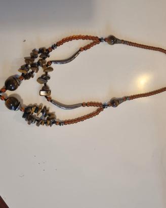 Collana con un design unico, arricchita da pietre
