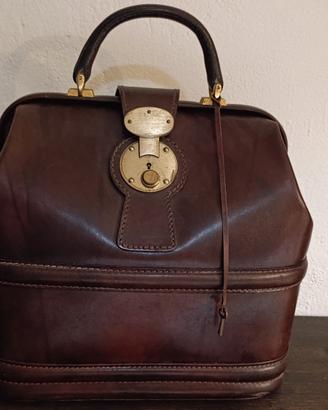 borsa  in pelle marrone con chiusura a scatto