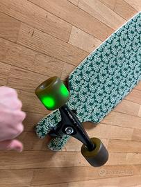Longboard con ruote luminose