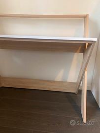 Scrivania 113 cm in legno chiaro con mensola