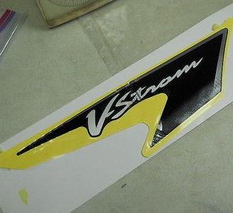 ADESIVO DX V -STROM 07-09 SUZUKI 68685-27G10-DTH