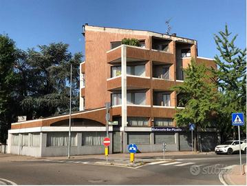 Palazzo / Stabile di 600 m² con 3 locali a Rozzano