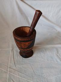 Mortaio e pestello in legno intagliato a mano.