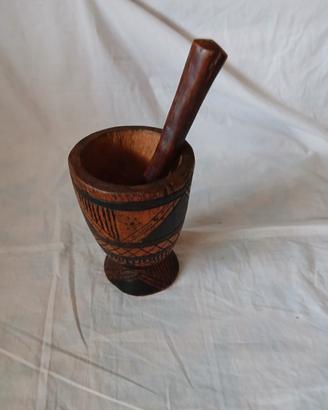 Mortaio e pestello in legno intagliato a mano.