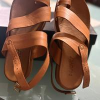 Sandali infradito in pelle color cuoio