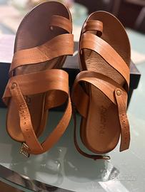 Sandali infradito in pelle color cuoio