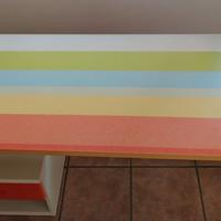 Bella scrivania con cassettiera e mensole colorate