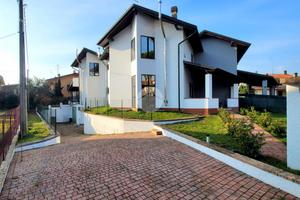 PORZIONE DI BIFAMILIARE A CASTELNUOVO DEL GARDA