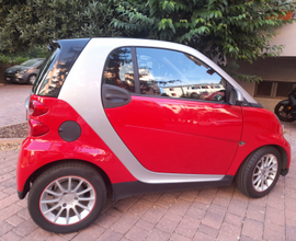Smart fortwo coupe' rossa
