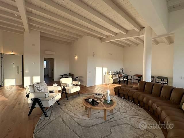 Appartamento di 150 m² con 4 locali e box auto a T - Vista 3