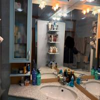 Lavandino con lavabo ad angolo e specchio