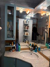 Lavandino con lavabo ad angolo e specchio