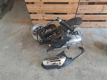 motore e marmitta vespa 125