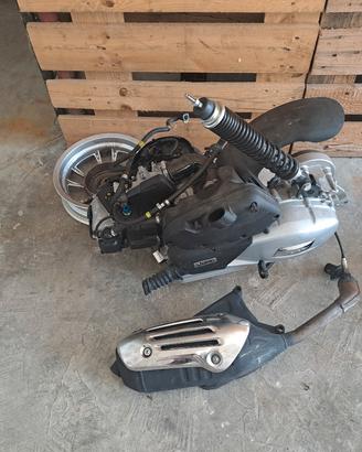 motore e marmitta vespa 125