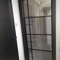 Porta in vetro 80x210 telaio nero vetro grey trasp