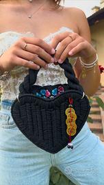 Borsa a mano a forma di cuore nera