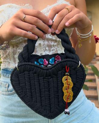 Borsa a mano a forma di cuore nera