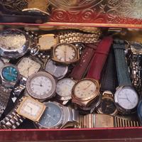 25 Orologi funzionanti e non. 