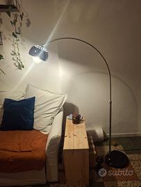 Lampada da terra ad arco