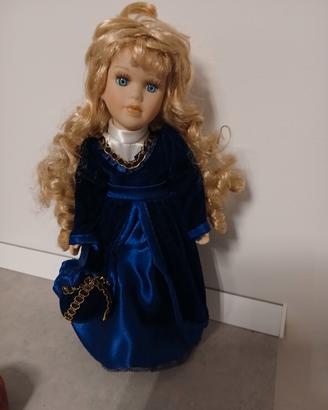 Miniatura Per Casa Delle Bambole In Scala 1:12 - Signora In Porcellana Con Vestito Su Supporto (Vestito Fisso, Snodabile) - 3