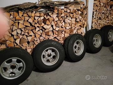 5 Pneumatici chiodati con cerchi