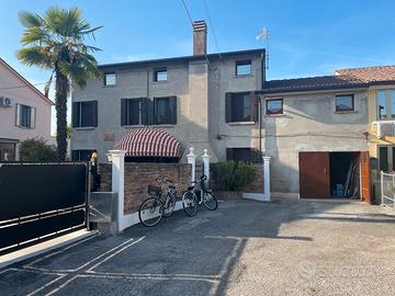 Abitazione con scoperto e annessi