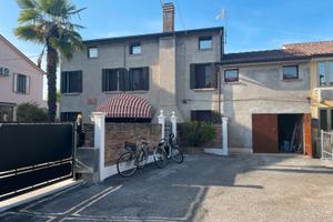 Abitazione con scoperto e annessi