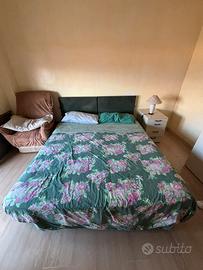 Letto matrimoniale con testiera in tessuto