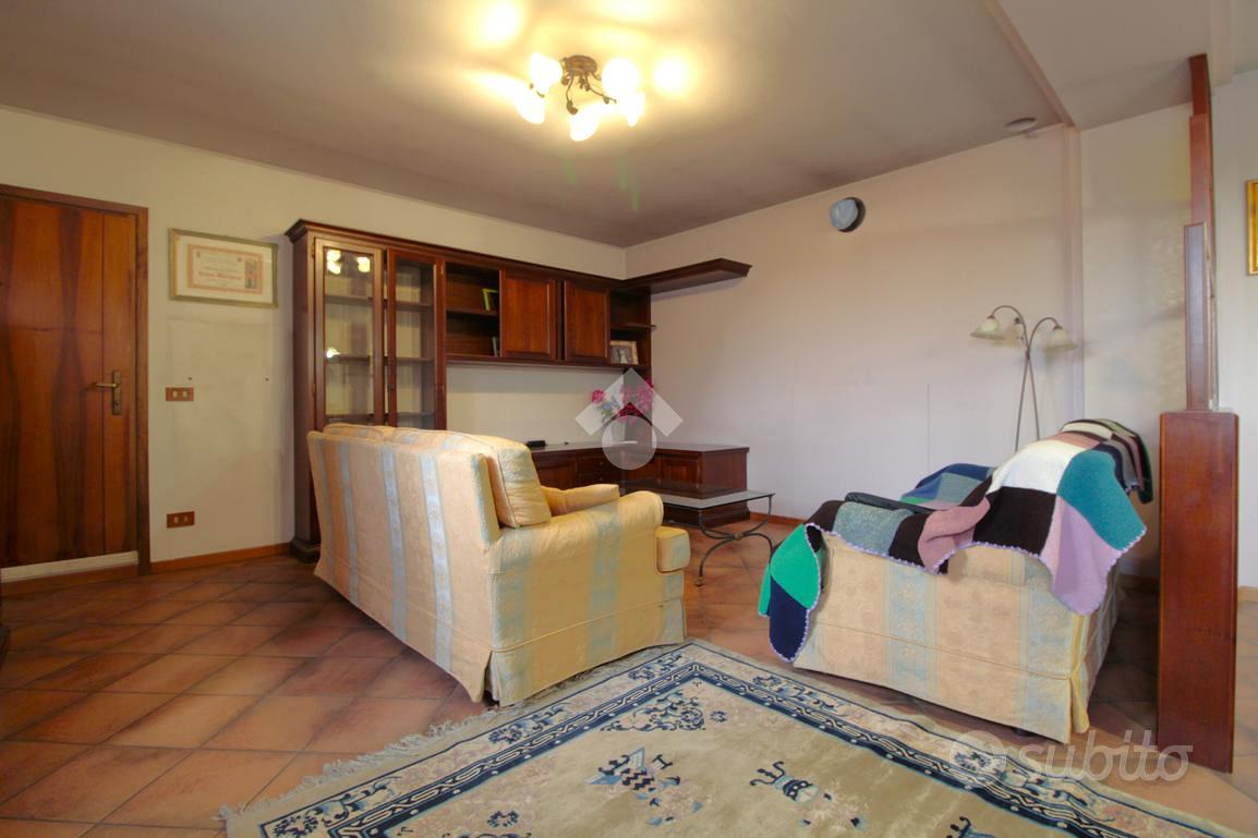 VILLA SINGOLA A CAERANO DI SAN MARCO - Vista 4