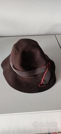 Cappello feltro marrone nastro bicolore corallo vi