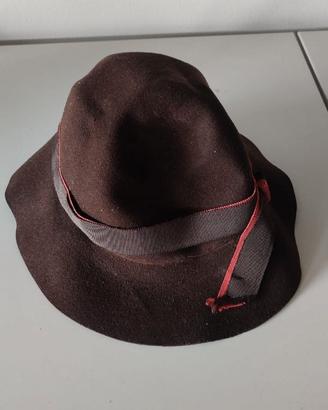 Cappello feltro marrone nastro bicolore corallo vi
