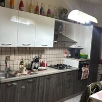 cucina completa di sedie e tavolo