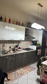 cucina completa di sedie e tavolo