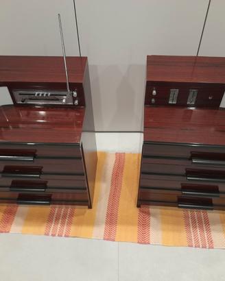 Coppia di comodini vintage con radio incorporata.