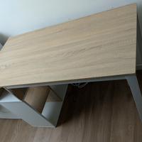 Scrivania con scaffali