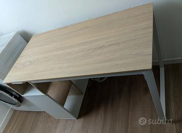 Scrivania con scaffali