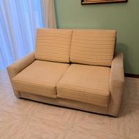 Divano 2 posti usato in buone condizioni.