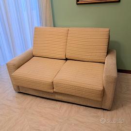 Divano 2 posti usato in buone condizioni.