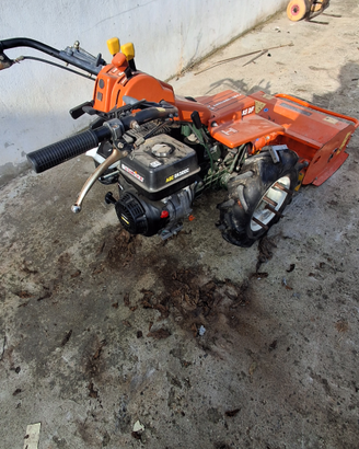 Motocoltivatore con trinciasarmenti frontale