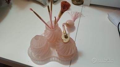 Set di oggetti per cosmetici in vetro rosa.
