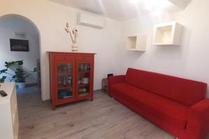 trilocale con giardinetto  in via Laura