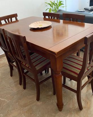 Tavolo in legno allungabile con 6 sedie