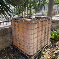 Cisterna IBC in plastica con gabbia metallica