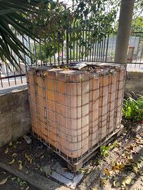 Cisterna IBC in plastica con gabbia metallica