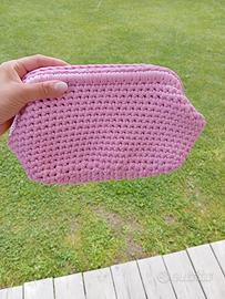 pochette rosa realizzata a uncinetto 