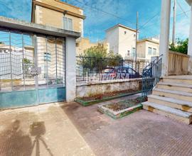 Casa indipendente con ampio cortile carrabile.