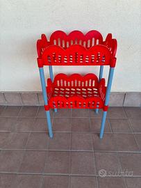 Piccolo scaffale in plastica con due cestini